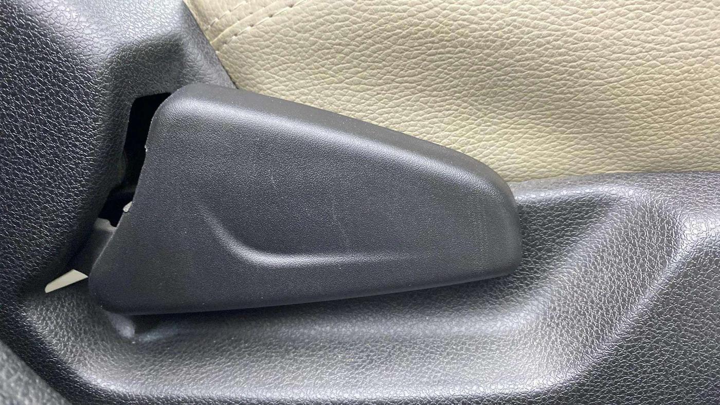 2017 Renault Kwid RXL, Petrol, Manual, 7,554 km, Driver Side Adjustment Panel