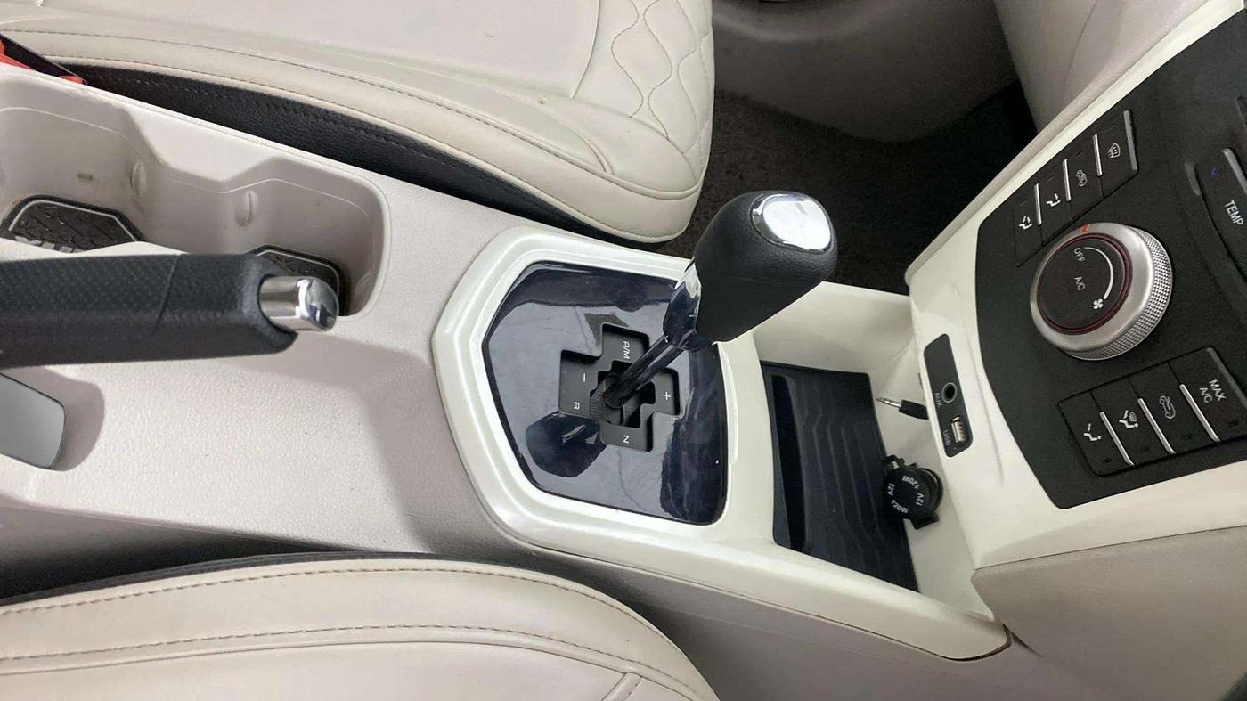 2020 Mahindra XUV300 W6 1.5 DIESEL AMT, Diesel, Automatic, 67,899 km, Gear Lever