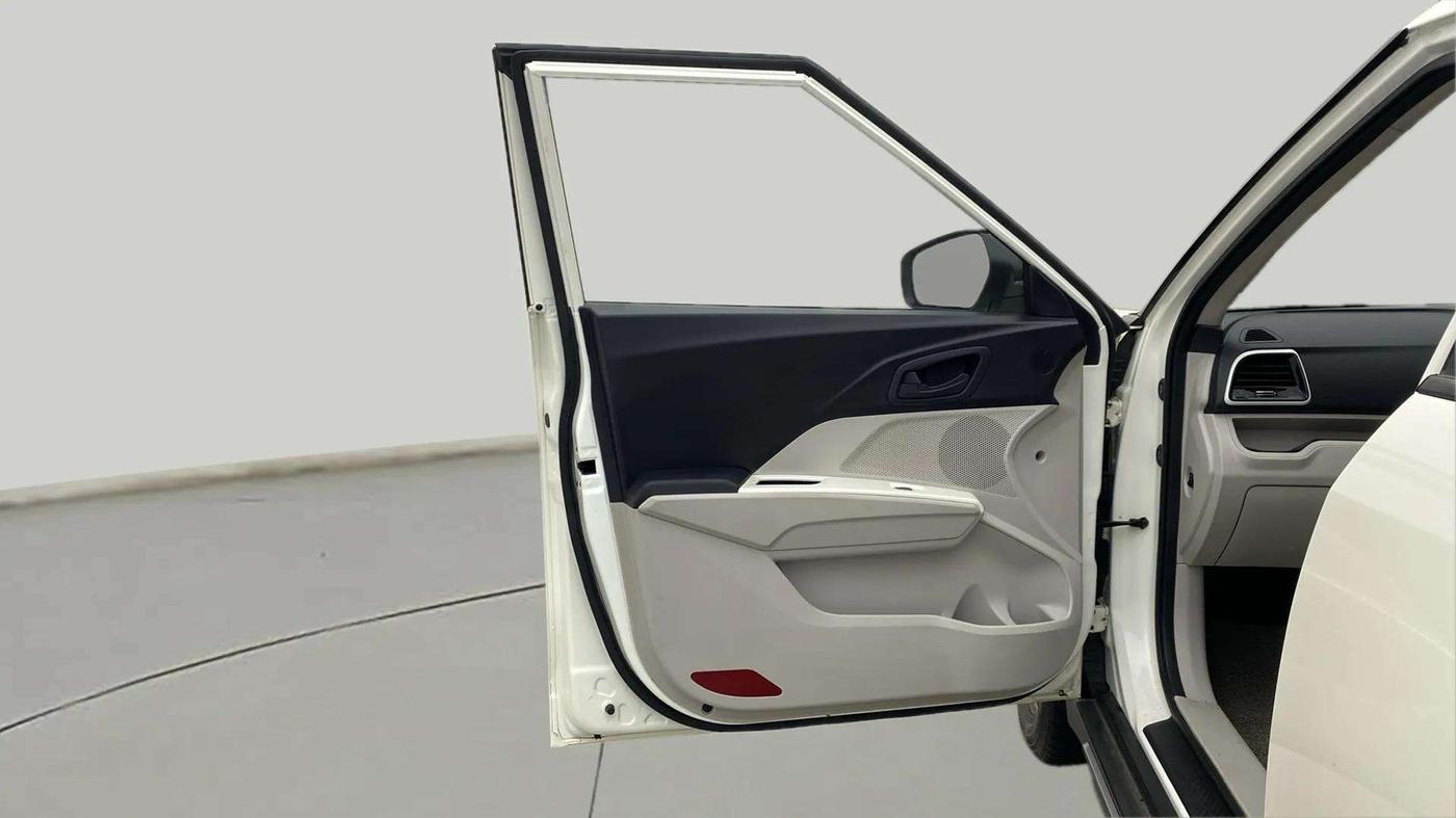 2020 Mahindra XUV300 W6 1.5 DIESEL AMT, Diesel, Automatic, 67,899 km, LHS Front Door