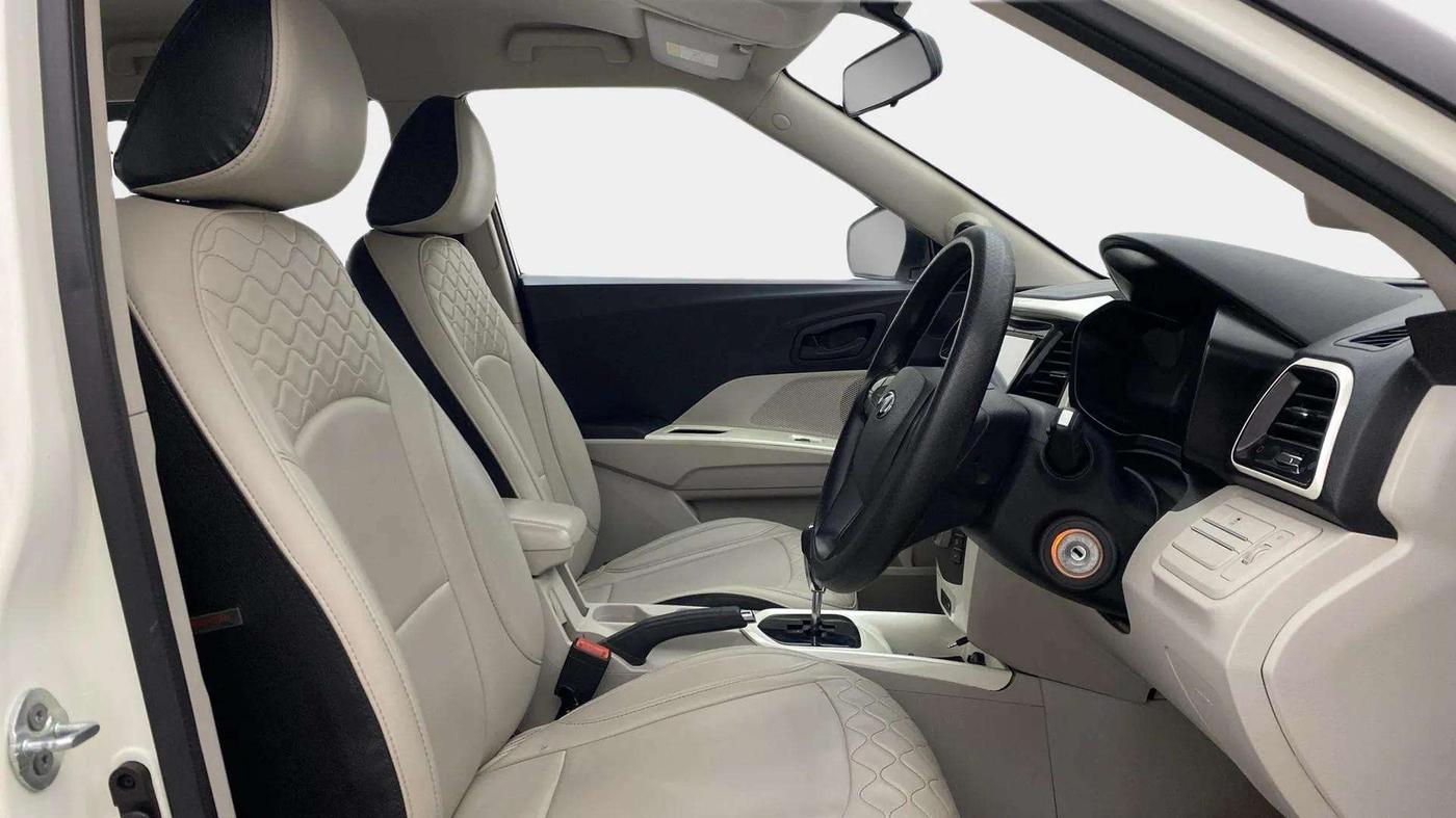 2020 Mahindra XUV300 W6 1.5 DIESEL AMT, Diesel, Automatic, 67,899 km, Right Side Front Door Cabin