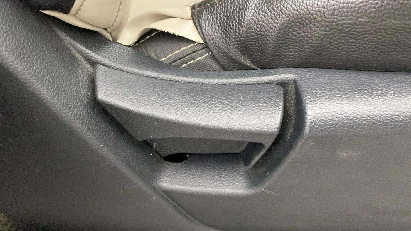 2020 Mahindra XUV300 W6 1.5 DIESEL AMT, Diesel, Automatic, 67,899 km, Driver Side Adjustment Panel