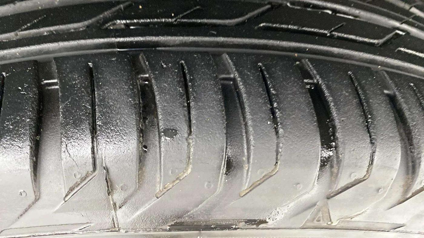 2020 Renault Duster RXS 1.5 PETROL MT, Petrol, Manual, 55,951 km, Right Front Tyre Tread
