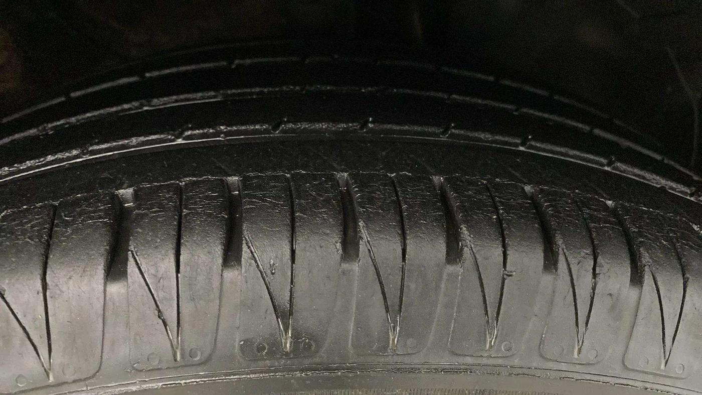 2021 KIA SONET HTX 1.5, Diesel, Manual, 30,279 km, Right Front Tyre Tread