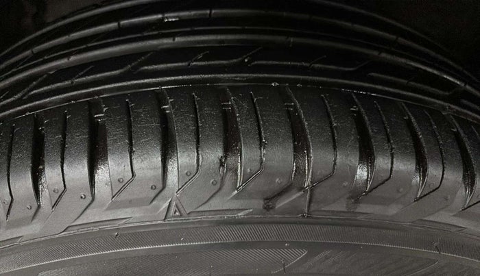 2018 Renault Duster RXS CVT, Petrol, Automatic, 43,797 km, Left Front Tyre Tread