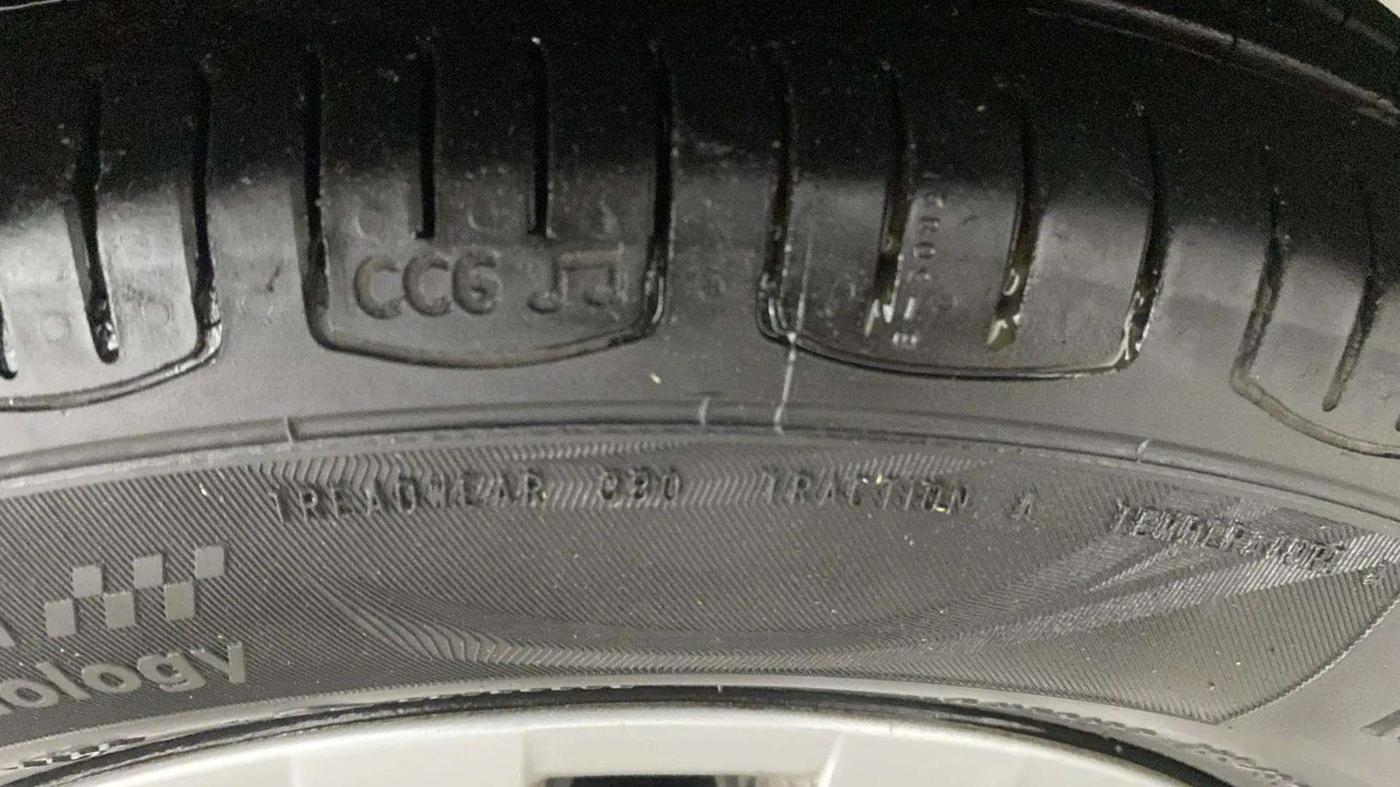 2014 Hyundai i10 SPORTZ 1.1, Petrol, Manual, 47,703 km, Right Front Tyre Tread