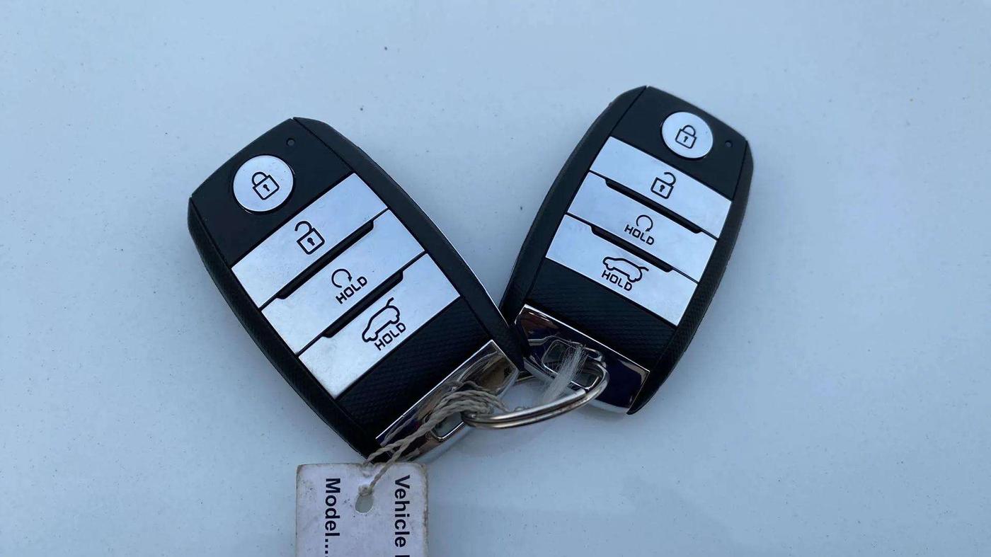2023 KIA SELTOS  HTX IVT G, Petrol, Automatic, 11,389 km, Key Close Up