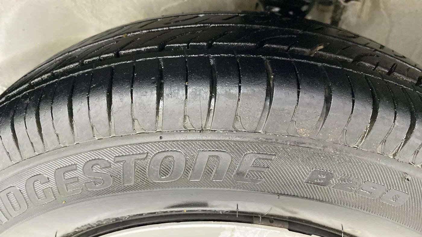 2014 Maruti Alto 800 LXI, CNG, Manual, 32,349 km, Left Front Tyre Tread