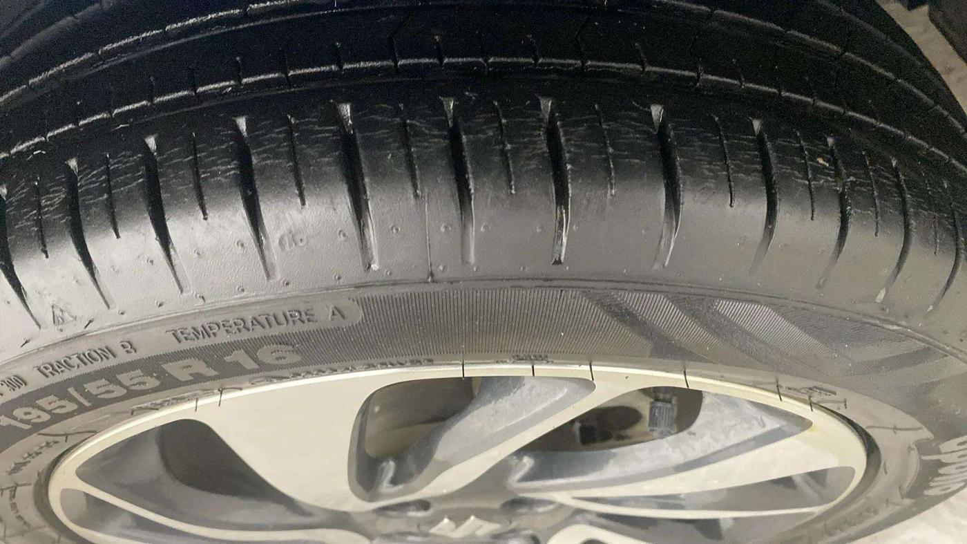 2021 Maruti Baleno ZETA PETROL 1.2, Petrol, Manual, 20,298 km, Right Front Tyre Tread