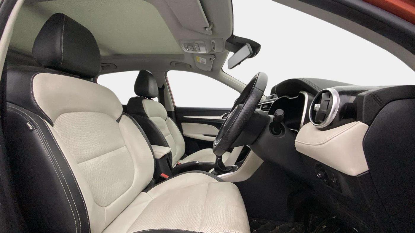 2021 MG ASTOR SHARP 1.5 MT, Petrol, Manual, 24,020 km, Right Side Front Door Cabin