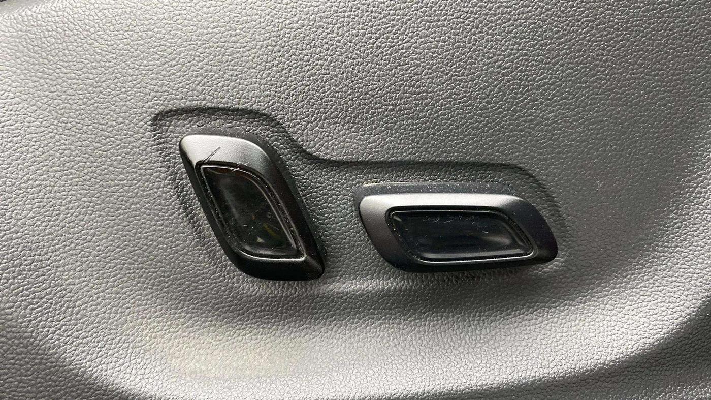 2021 MG ASTOR SHARP 1.5 MT, Petrol, Manual, 24,020 km, Driver Side Adjustment Panel