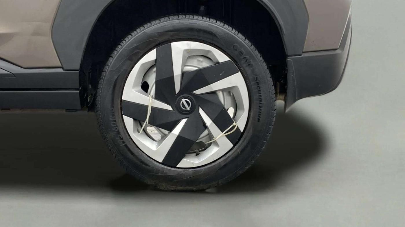2023 Nissan MAGNITE XE, Petrol, Manual, 10,113 km, Left Rear Wheel