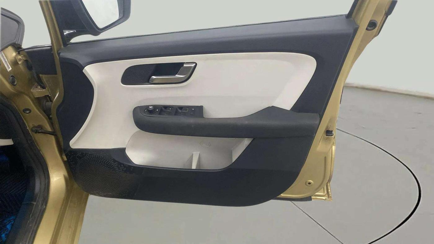 2021 Tata ALTROZ XZ PLUS PETROL, Petrol, Manual, 40,492 km, Driver Side Door Panels Control