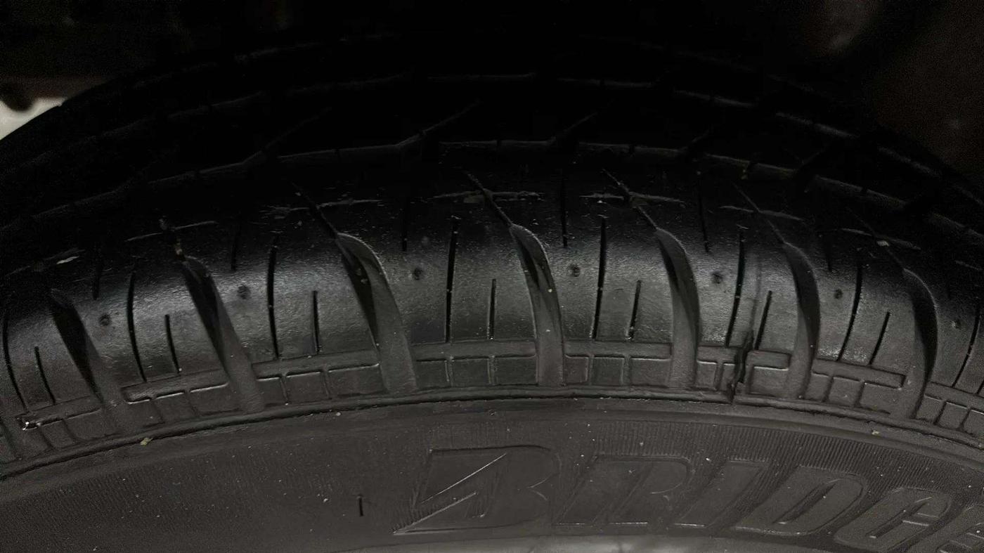 2015 Maruti Swift Dzire VXI, Petrol, Manual, 79,086 km, Right Rear Tyre Tread