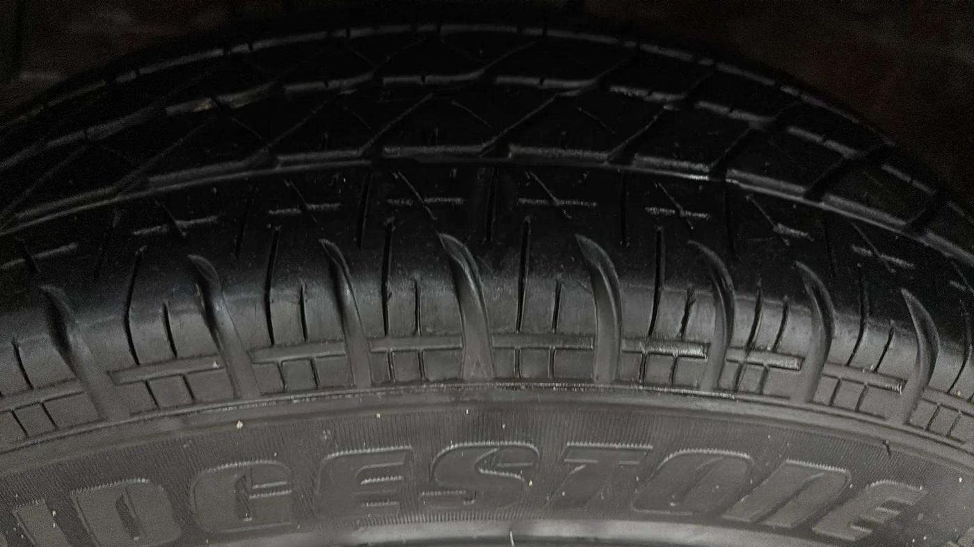 2015 Maruti Swift Dzire VXI, Petrol, Manual, 79,086 km, Left Front Tyre Tread