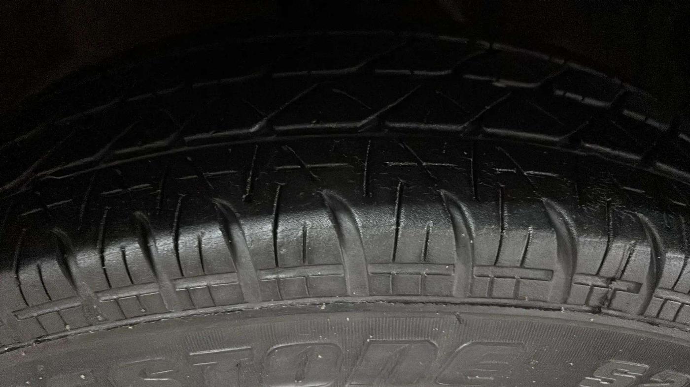 2015 Maruti Swift Dzire VXI, Petrol, Manual, 79,086 km, Right Front Tyre Tread