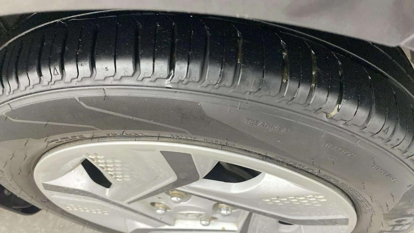 2020 Hyundai AURA S 1.2 AMT, Petrol, Automatic, 36,617 km, Right Front Tyre Tread