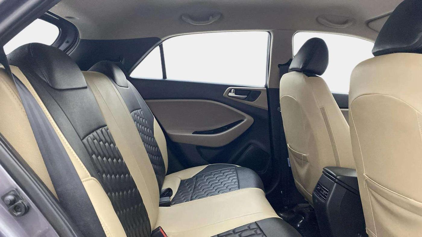 2020 Hyundai Elite i20 SPORTZ PLUS 1.2, Petrol, Manual, 36,893 km, Right Side Rear Door Cabin