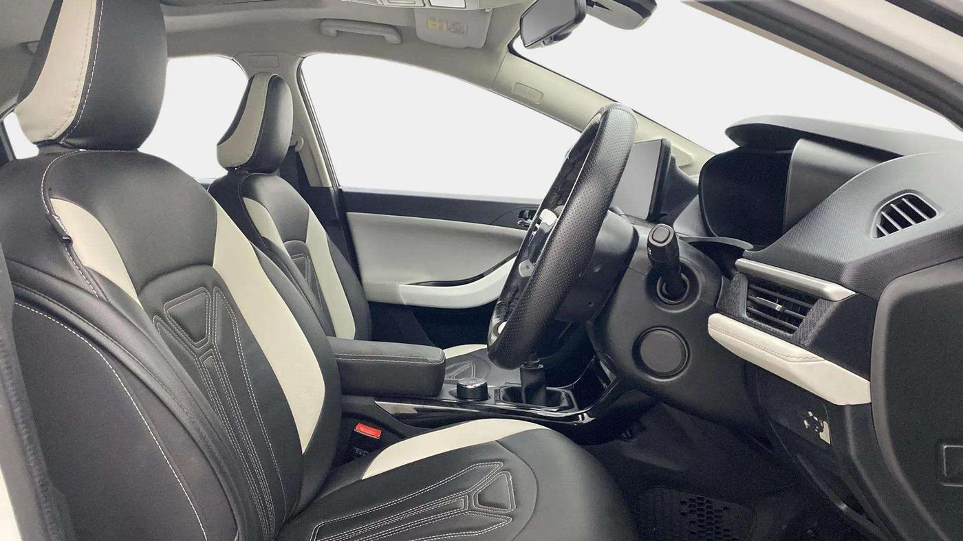 2023 Tata NEXON CREATIVE + SUNROOF 1.5 DIESEL, Diesel, Manual, 32,426 km, Right Side Front Door Cabin
