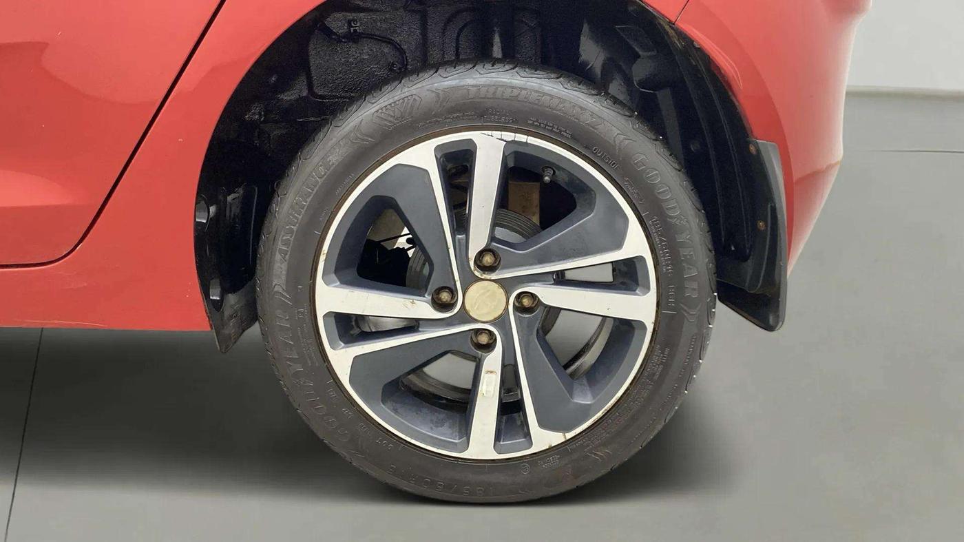 2023 Tata ALTROZ XZ PETROL, Petrol, Manual, 26,669 km, Left Rear Wheel