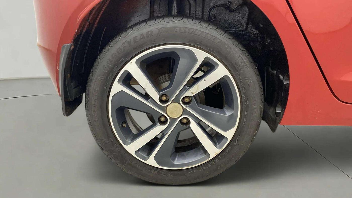 2023 Tata ALTROZ XZ PETROL, Petrol, Manual, 26,669 km, Right Rear Wheel