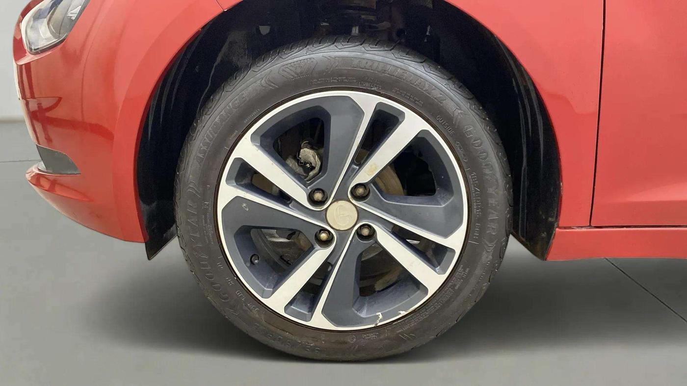 2023 Tata ALTROZ XZ PETROL, Petrol, Manual, 26,669 km, Left Front Wheel