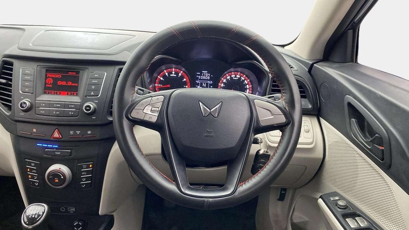 2023 Mahindra XUV300 W6 1.2 PETROL, Petrol, Manual, 17,216 km, Steering Wheel Close Up