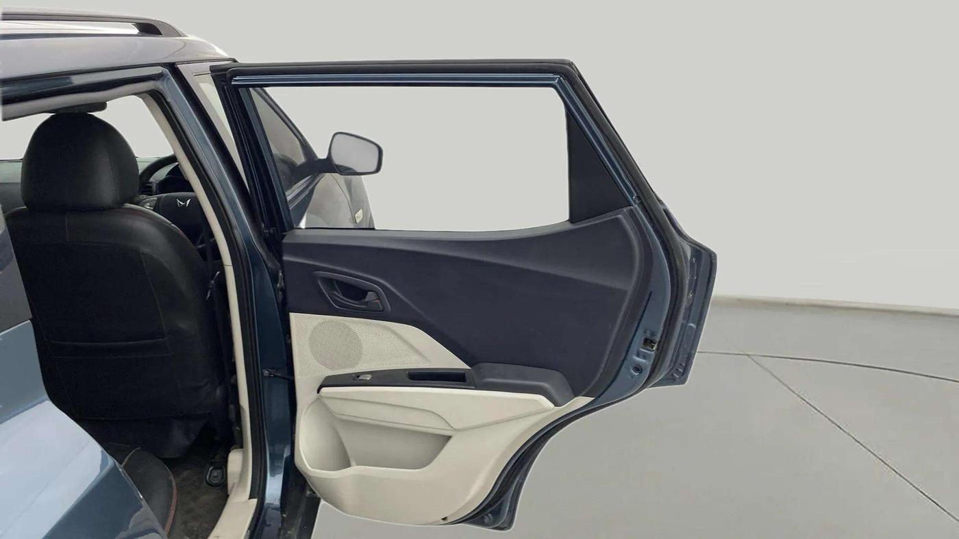 2023 Mahindra XUV300 W6 1.2 PETROL, Petrol, Manual, 17,216 km, RHS Rear Door