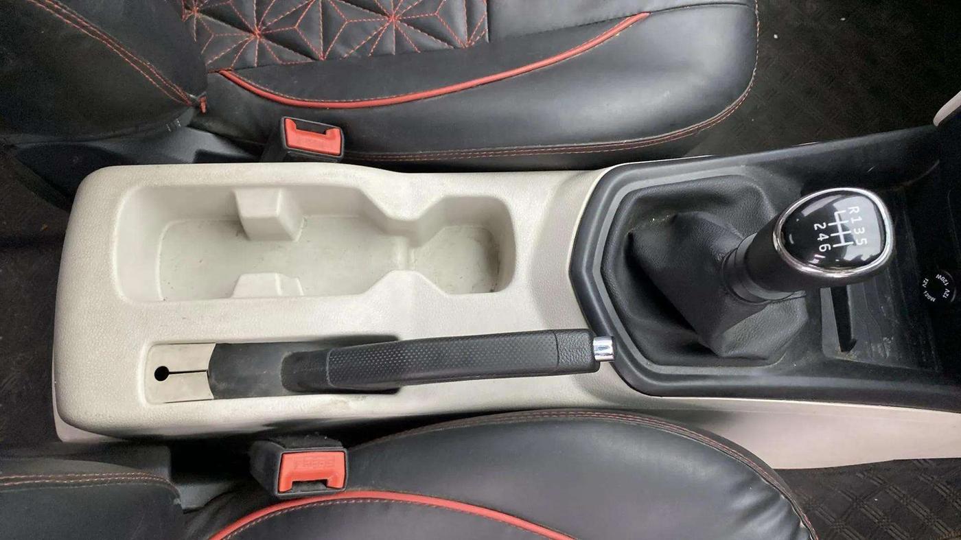 2023 Mahindra XUV300 W6 1.2 PETROL, Petrol, Manual, 17,216 km, Gear Lever
