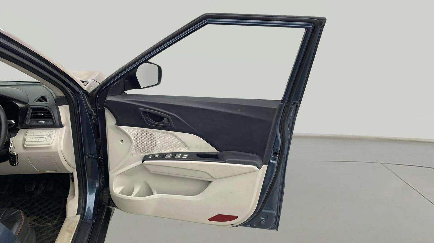 2023 Mahindra XUV300 W6 1.2 PETROL, Petrol, Manual, 17,216 km, RHS Front Door