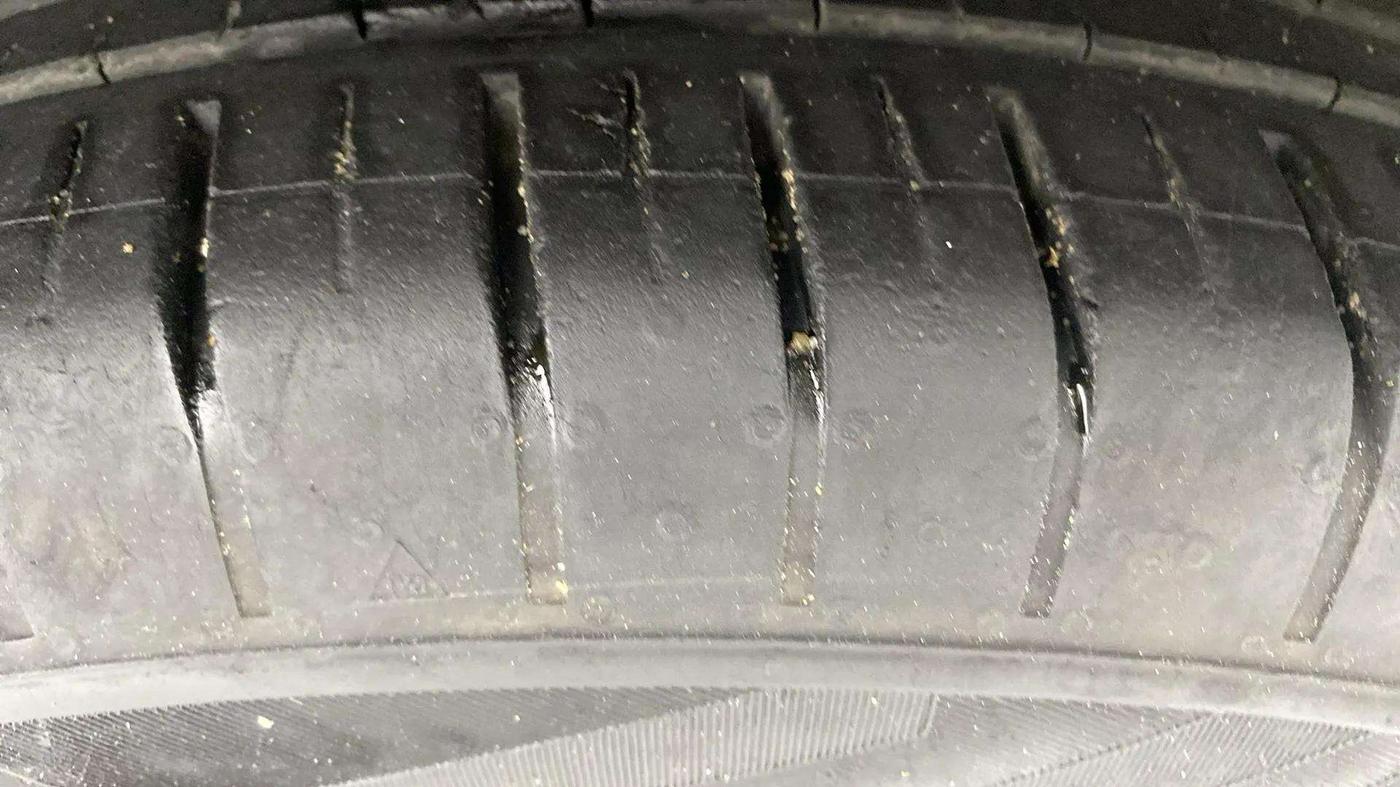 2023 Mahindra XUV300 W6 1.2 PETROL, Petrol, Manual, 17,216 km, Right Front Tyre Tread