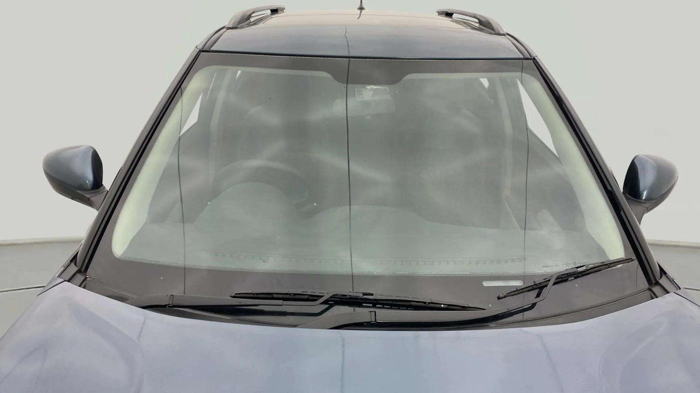 2023 Mahindra XUV300 W6 1.2 PETROL, Petrol, Manual, 17,216 km, Front Windshield