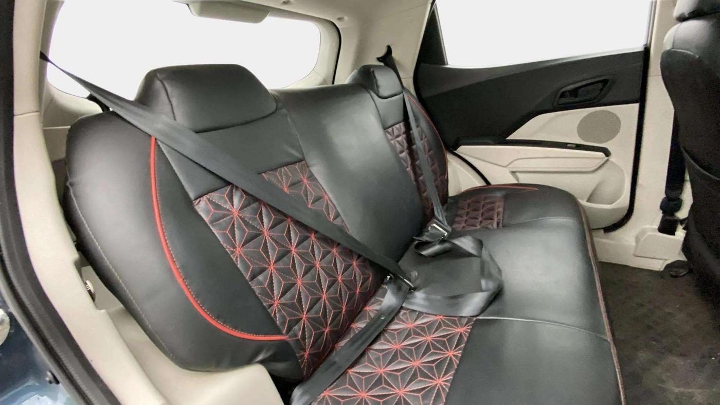 2023 Mahindra XUV300 W6 1.2 PETROL, Petrol, Manual, 17,216 km, Right Side Rear Door Cabin