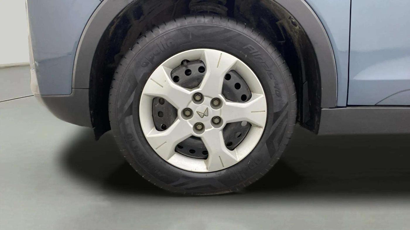 2023 Mahindra XUV300 W6 1.2 PETROL, Petrol, Manual, 17,216 km, Left Front Wheel