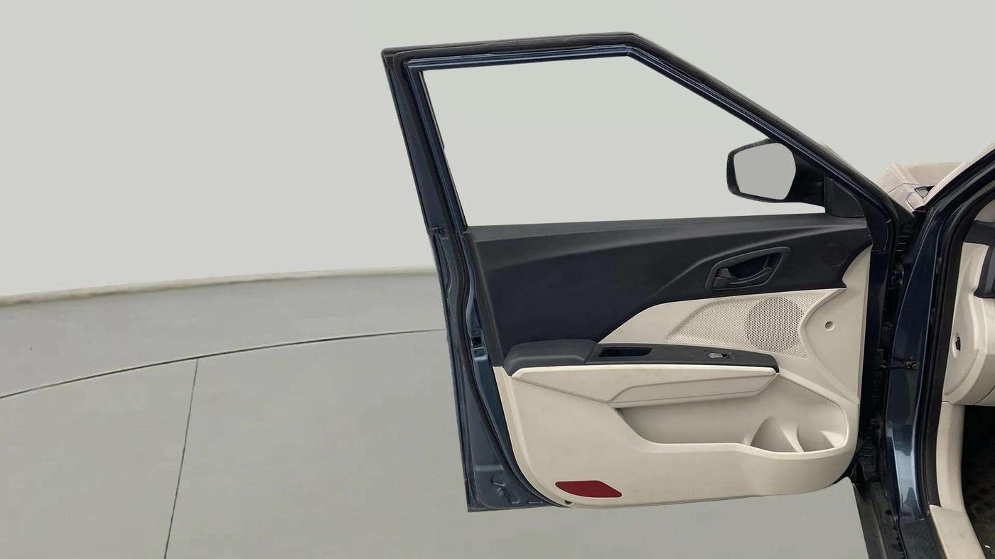 2023 Mahindra XUV300 W6 1.2 PETROL, Petrol, Manual, 17,216 km, LHS Front Door