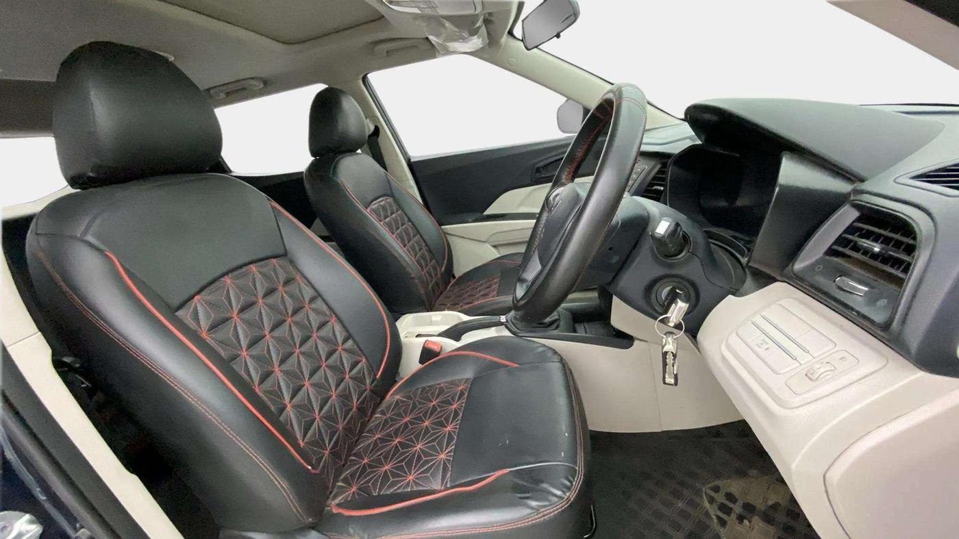 2023 Mahindra XUV300 W6 1.2 PETROL, Petrol, Manual, 17,216 km, Right Side Front Door Cabin