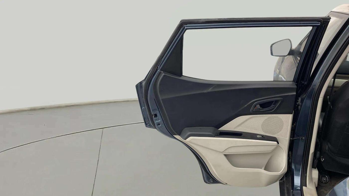 2023 Mahindra XUV300 W6 1.2 PETROL, Petrol, Manual, 17,216 km, LHS Rear Door