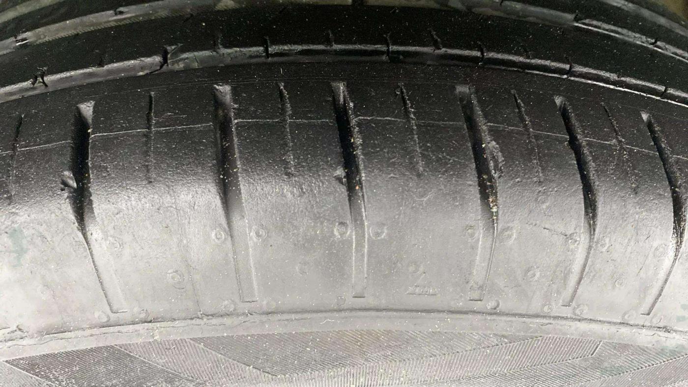 2023 Mahindra XUV300 W6 1.2 PETROL, Petrol, Manual, 17,216 km, Left Front Tyre Tread