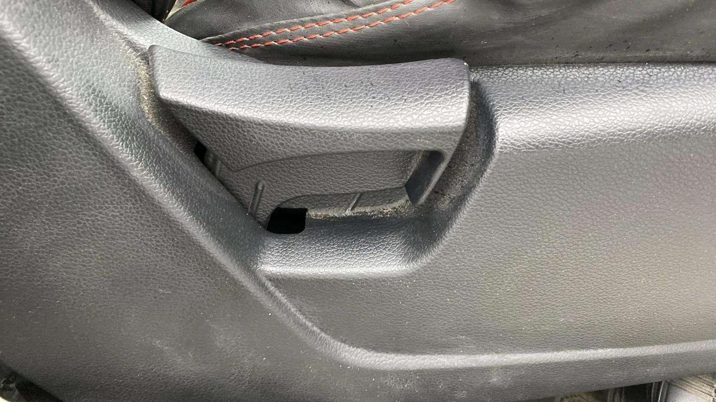 2023 Mahindra XUV300 W6 1.2 PETROL, Petrol, Manual, 17,216 km, Driver Side Adjustment Panel