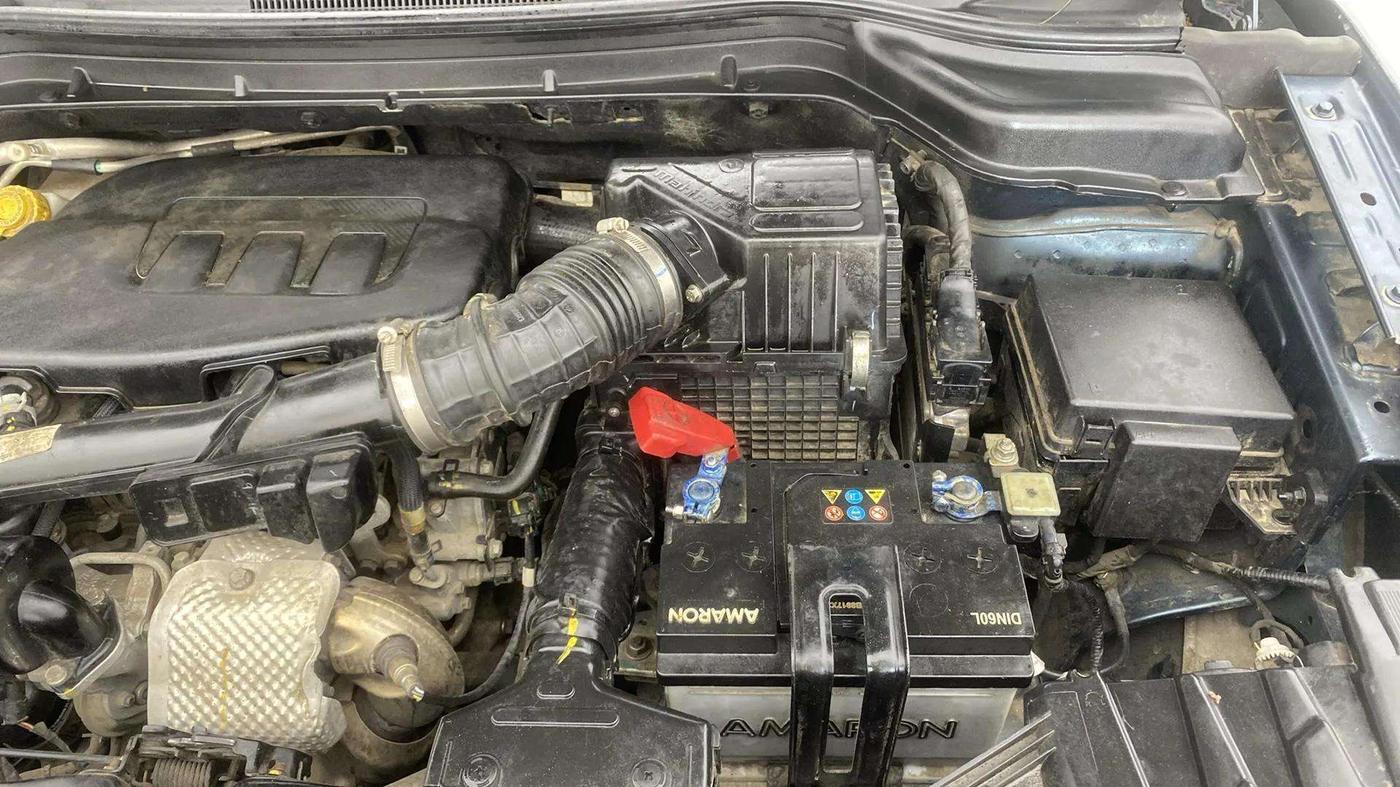 2023 Mahindra XUV300 W6 1.2 PETROL, Petrol, Manual, 17,216 km, Engine View - Left