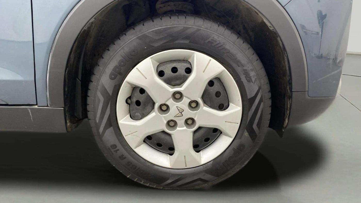 2023 Mahindra XUV300 W6 1.2 PETROL, Petrol, Manual, 17,216 km, Right Front Wheel