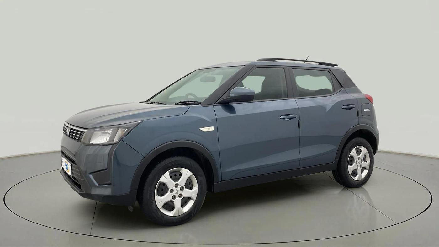 2023 Mahindra XUV300 W6 1.2 PETROL, Petrol, Manual, 17,216 km, Left Front Diagonal