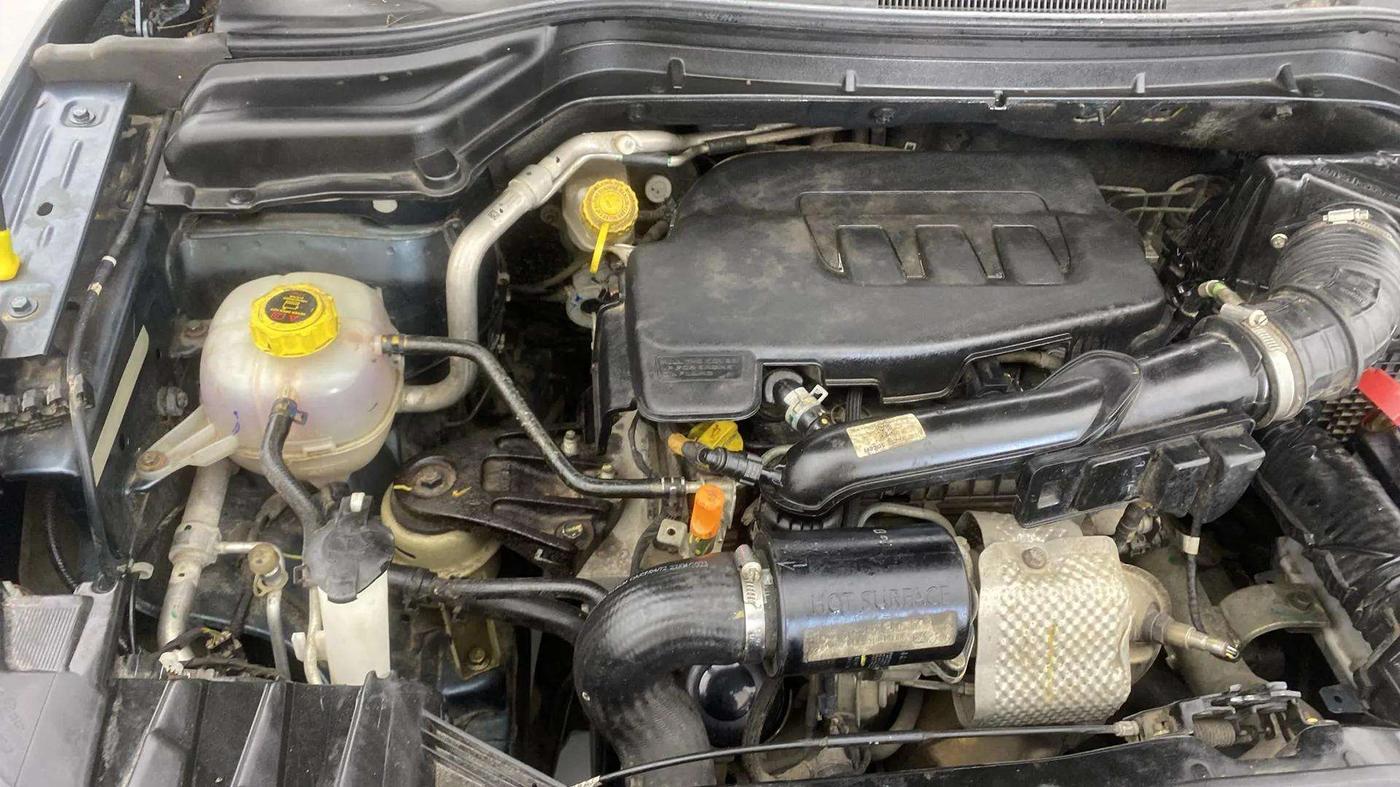 2023 Mahindra XUV300 W6 1.2 PETROL, Petrol, Manual, 17,216 km, Engine View - Right