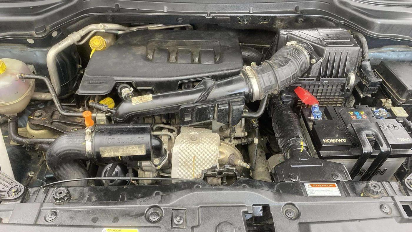 2023 Mahindra XUV300 W6 1.2 PETROL, Petrol, Manual, 17,216 km, Engine View
