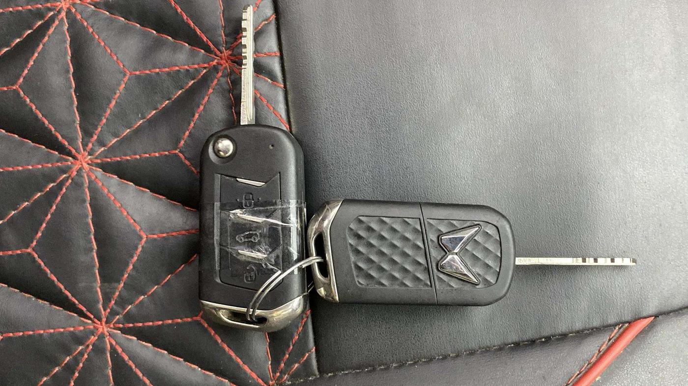 2023 Mahindra XUV300 W6 1.2 PETROL, Petrol, Manual, 17,216 km, Key Close Up