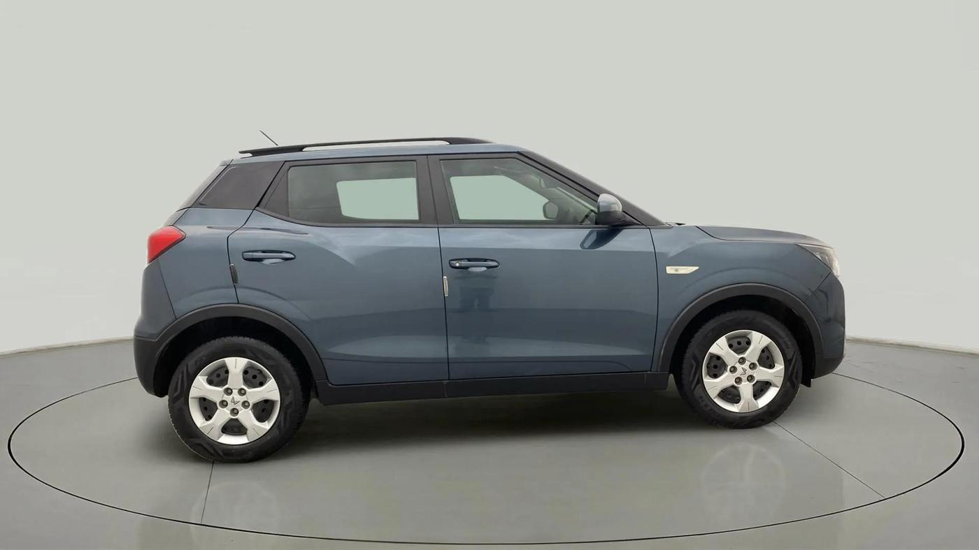2023 Mahindra XUV300 W6 1.2 PETROL, Petrol, Manual, 17,216 km, Right Side View