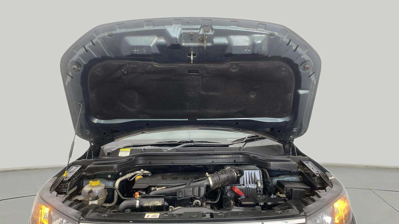 2023 Mahindra XUV300 W6 1.2 PETROL, Petrol, Manual, 17,216 km, Open Bonet