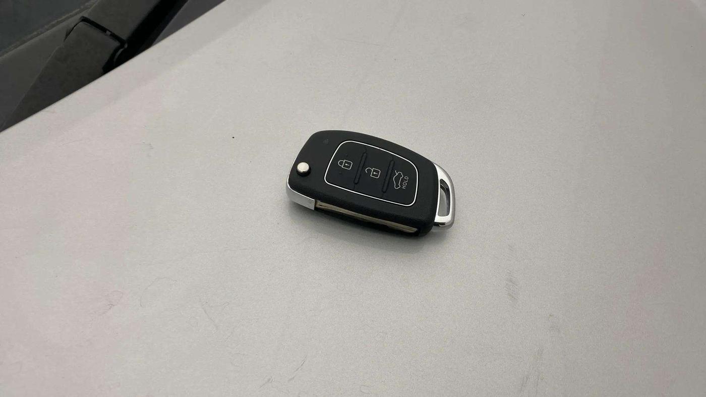 2015 Hyundai Xcent S (O) 1.2, Petrol, Manual, 35,208 km, Key Close Up