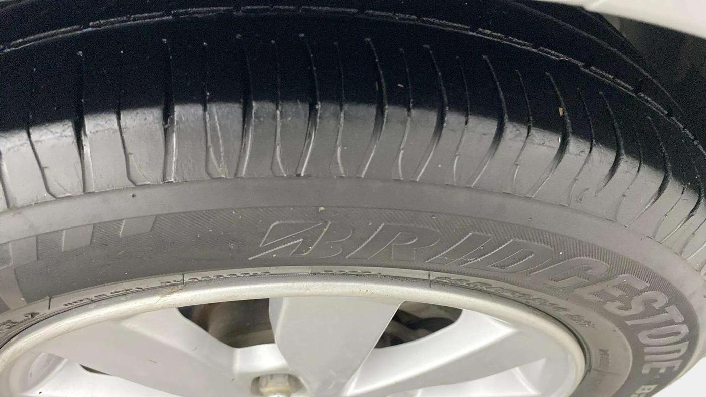 2015 Hyundai Xcent S (O) 1.2, Petrol, Manual, 35,208 km, Right Front Tyre Tread