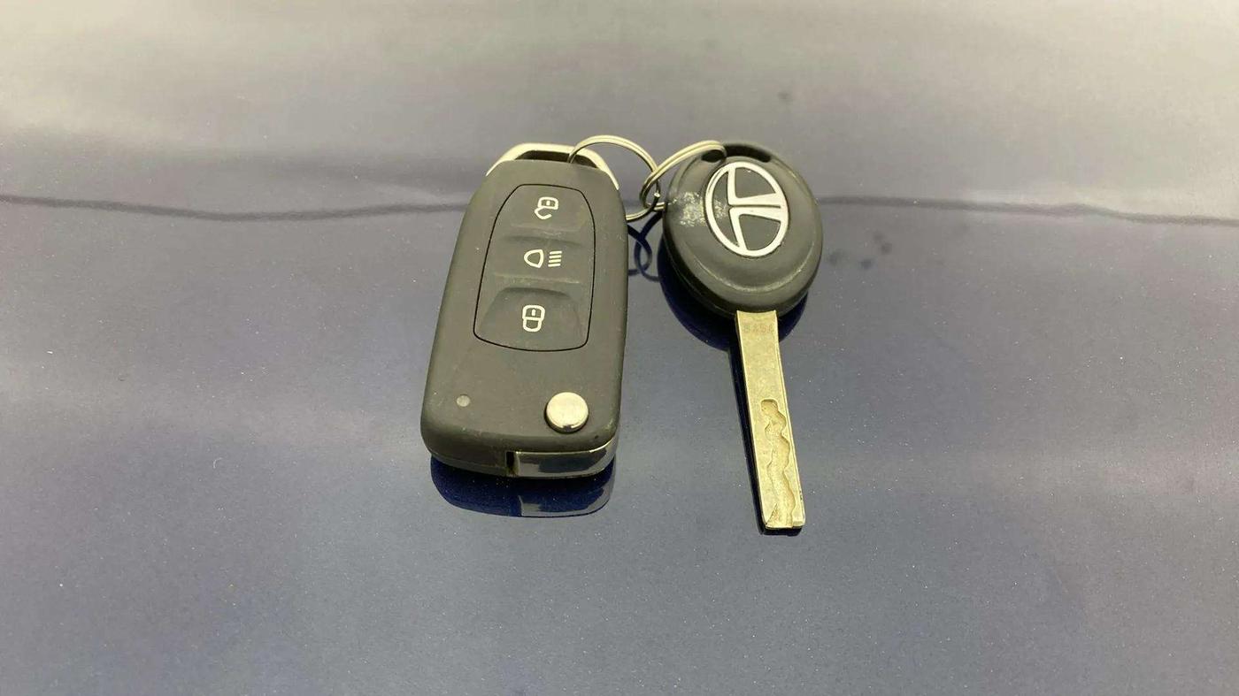 2023 Tata ALTROZ XM PLUS CNG, CNG, Manual, 13,159 km, Key Close Up