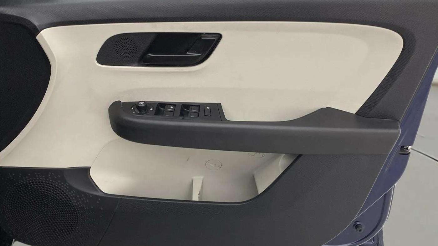 2023 Tata ALTROZ XM PLUS CNG, CNG, Manual, 13,159 km, Driver Side Door Panels Control